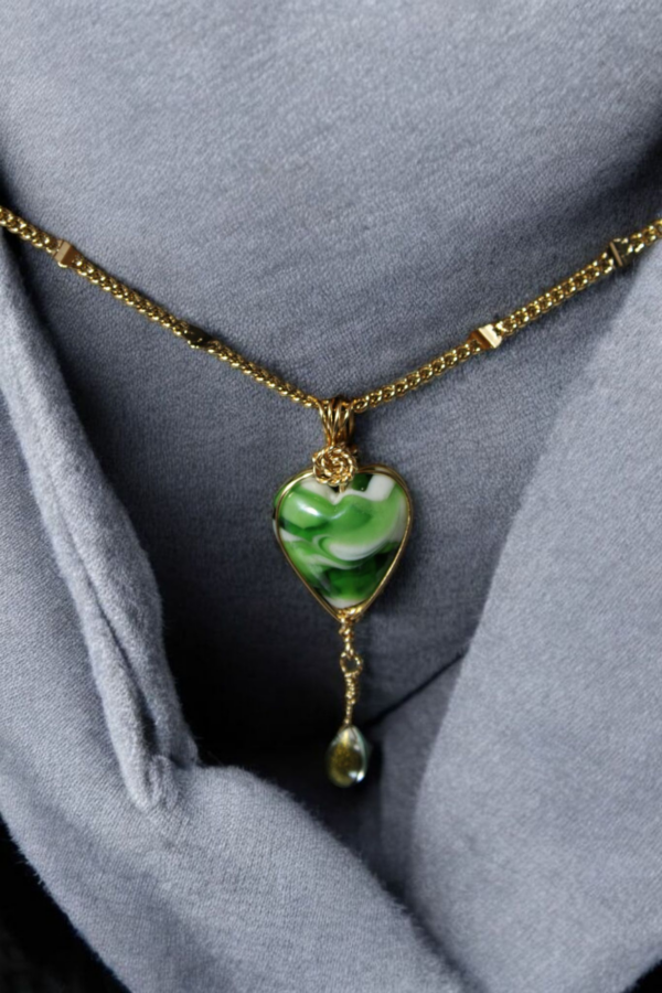 Corazón de Murano Perlado Verde y Cadena en Oro Laminado - Imagen 2
