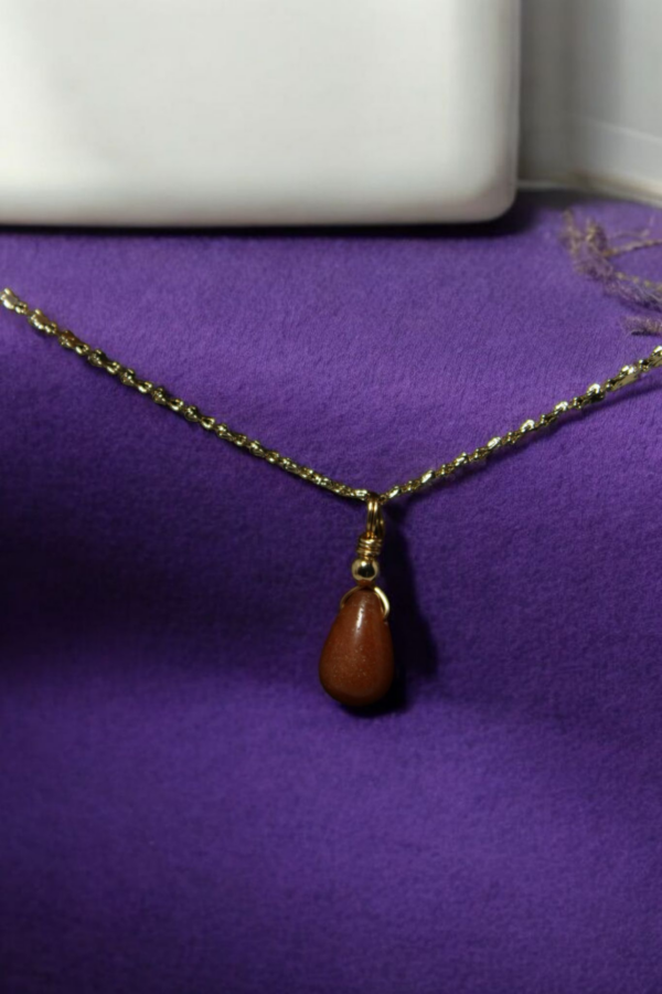 Jasper naranja con cadena de oro laminado
